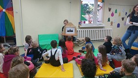 dzieci oglądają teatrzyk kamishibai
