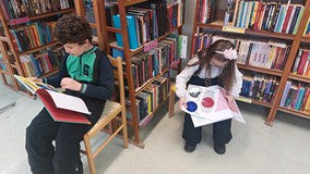 Chłopiec i dziewczynka oglądają książki