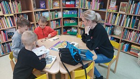 Dzieci układają puzzle