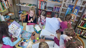 Dzieci malują przy stoliku