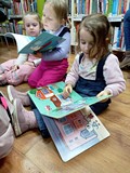 Przedszkolaki oglądaja książki