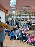 Czytanie książki o potworku