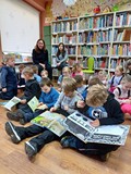 Przedszkolaki oglądaja książki
