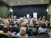 Widok na salę kinową podczas spotkania autorskiego.
