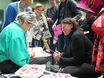 Maria Peszek podczas składania autografów.