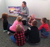 Wspólne czytanie książki o Elfach i reniferach