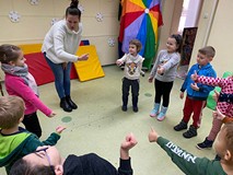 Dzieci podczas zabawy ruchowej w sali