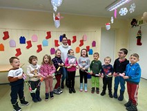 Dzieci prezentują wykonany przez siebie łańcuch choinkowy