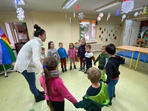 Dzieci podczas zabawy ruchowej w sali