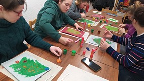 Tworzymy kartki świąteczne z motywem choinki malowanej szczoteczką do zębów
