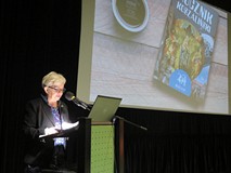 Iwona Sławińska prezentuje tematykę tegorocznego wydawnictwa