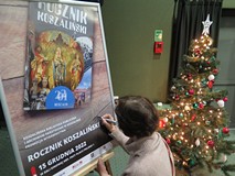 Autorzy artykułów podpisują plakat