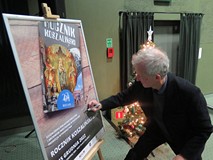 Autorzy artykułów podpisują plakat