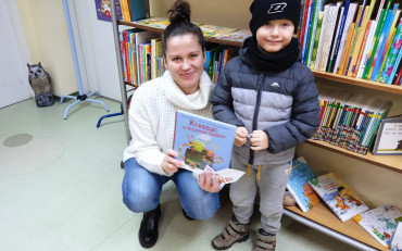 Chłopiec z bibliotekarką prezentują książkę z akcji Mała książka - Wielki Człowiek