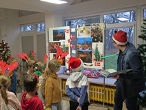 Bibliotekarz opowiada dzieciom o duńskich tradycjach świątecznych.