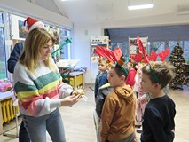 Bibliotekarka opowiada dzieciom o duńskich tradycjach świątecznych.
