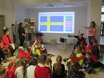 Bibliotekarze i dzieci podczas quizu.