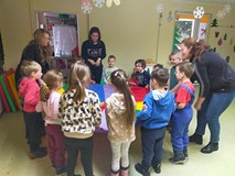 Dzieci podczas wspólnej zabawy z chustą animacyjną