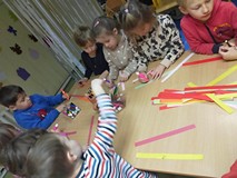 Dzieci podczas pracy plastycznej