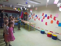 Dzieci prezentują wykonany przez siebie łańcuch choinkowy