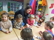 Dzieci podczas pracy plastycznej