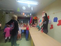 Dzieci podczas pracy plastycznej .