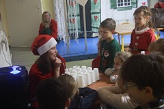 Dzieci wybierają niespodziankę ukrytą pod kubeczkiem