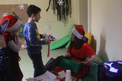 Chłopiec losu zagadkę z kolorowego kartonika