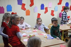 Dzieci podczas pracy plastycznej