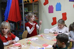Dzieci podczas pracy plastycznej