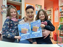 Bibliotekarka z dziećmi Marysią i Helą, które ukończyły akcję Mała Książka Wielki Człowiek i otrzyma