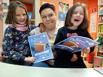 Bibliotekarka z dziećmi Marysią i Helą, które ukończyły akcję Mała Książka Wielki Człowiek i otrzyma