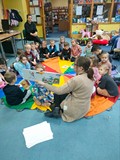 bibliotekarka czyta książkę