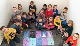 Grupa Ważki ze swoimi pracami plastycznymi