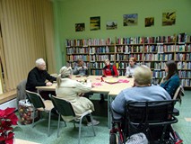 na zdjęciu zebrani dyskutują o książce