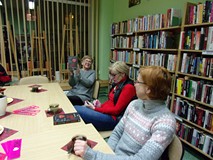 na zdjęciu zebrani dyskutują o książce