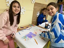 Dwie dziewczynki pozują do zdjęcia