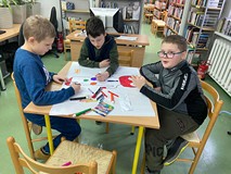 Trzech chłopców podczas wykonywania pracy plastycznej