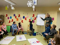 dzieci uzupełniają brakujące słowa w powiedzeniach