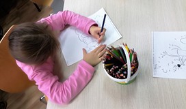 Dzieci podczas kolorowania obrazków