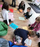 Dzieci podczas zabawy w układankę