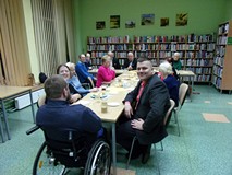 na zdjęciu zebrani rozmawiają