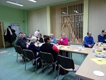 na zdjęciu zebrani rozmawiają