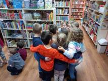 Zimowe zabawy w bibliotece- śnieżynki