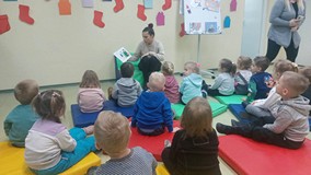Bibliotekarka czyta dzieciom książkę