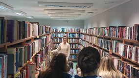 Dzieci podczas zwiedzania biblioteki