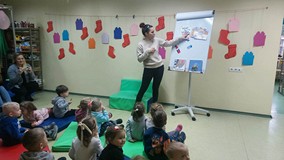 Bibliotekarka opowiada dzieciom o akcji 