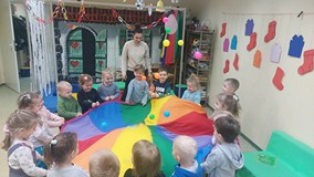 Dzieci w trakcie zabawy z chustą animacyjną