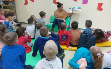 Bibliotekarka czyta dzieciom książkę