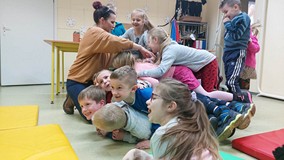 Dzieci układają ekoludkową pizzę